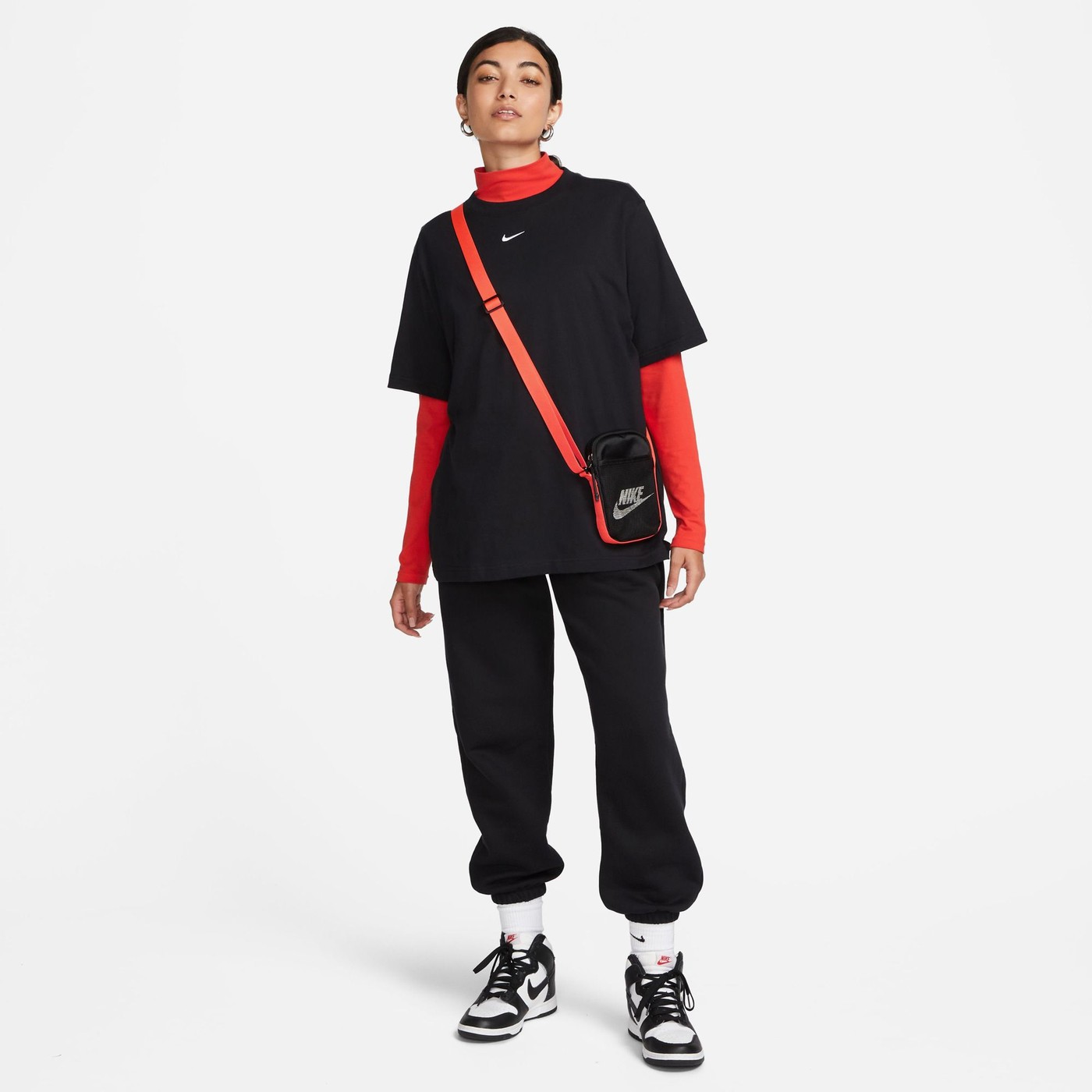 Футболка жіноча Nike SPORTSWEAR ESSENTİAL