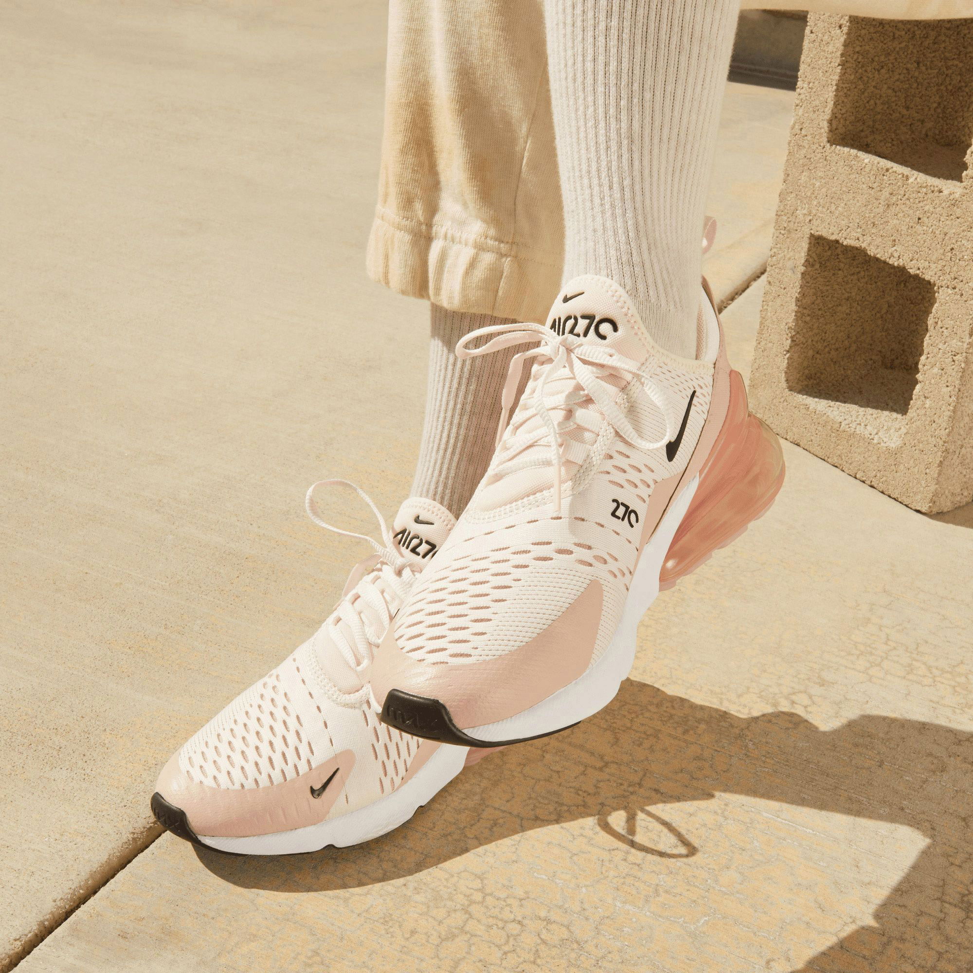 Кросівки жіночі Nike WMNS AIR MAX 270