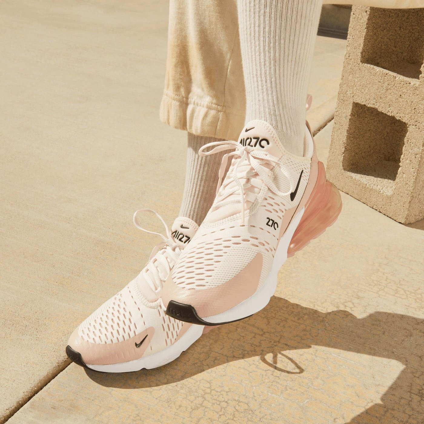 Кросівки жіночі Nike WMNS AIR MAX 270